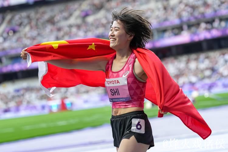 炸裂！中国女飞人史逸婷400米狂飙破世界纪录，后程发力太恐怖了