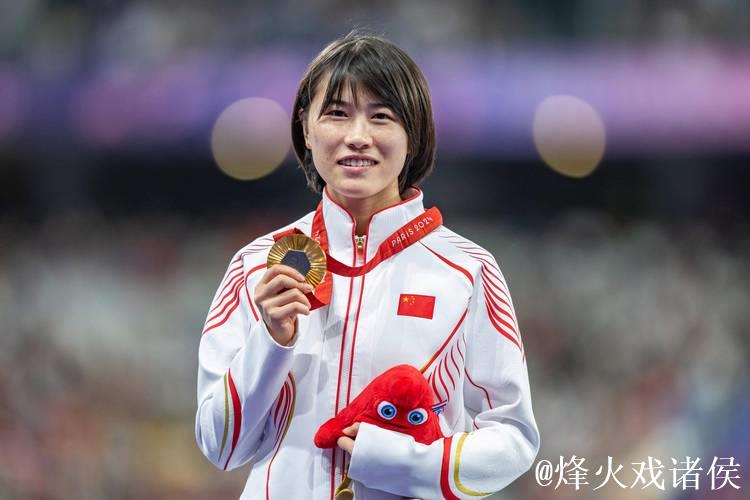 炸裂！中国女飞人史逸婷400米狂飙破世界纪录，后程发力太恐怖了