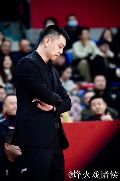 打工人不容易！山东小伙终于正名，用3个字表达心声，获杨鸣认可